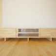 室内仕上げと素材を統一した造作ＴＶ台。