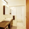 ブラウンの木目をアクセントにした洗面スペース