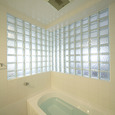 視線を気にせず明るさを採りこんだ浴室