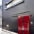 ワインレッドのお洒落な玄関ドア