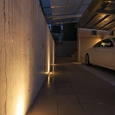 床に埋め込まれた照明で演出されたアプローチ