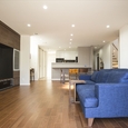 青いソファが印象的。ゆったりと展開するLDK