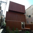 少しずつズレた木箱が生み出す様々な屋外空間