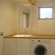 コンパクトに洗濯機も邪魔にならない洗面室兼ランドリー