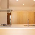 アイランドキッチンと壁面収納