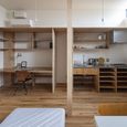 デスク・キッチンも合板で製作してビルトン。コーナーの入隅はエアコンのダクトスペースに活用。