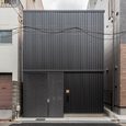 大阪市淀川区。戦前から続く長屋街が時代と共に分割・建替えられ、ビルの谷間に最後まで残っ た1戸を解体して建て替える計画。
