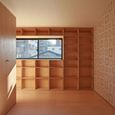 造り付けの本棚と壁紙