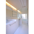 白をベースにした洗面室