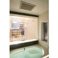 階段室に面して窓を設けた浴室