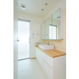 洗面室。浴室のサッシからの日差しが明るい。