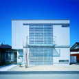 機能とデザインを両立させた雨戸