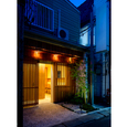 お客さんを招き入れるお蕎麦屋さん夜景