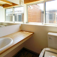 中庭に面した洗面室