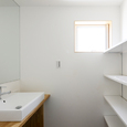 可動式の棚がある洗面スペース