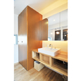 木の素材が温かい洗面スペース