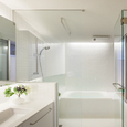 ホワイトでまとめられた1階浴室