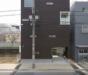 桜並木を望む家