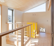 吹き抜けにブリッジが架かる家