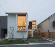 長湫の家／アイランドキッチンとアトリエのある家