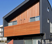 吹き抜けのある木の家