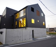 三角屋根のビルトインガレージハウス