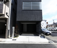 都市型狭小三階建ての黒いパッシブハウス