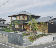 京ケ峰の家〜深い軒に守られた趣のある家〜