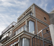 青い空に映える家