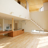 庭に向かって開いた家