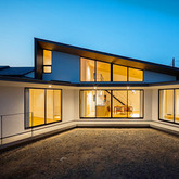 緩やかに囲む家