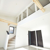 ビルトインガレージと勾配天井のある家