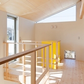 吹き抜けにブリッジが架かる家