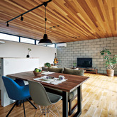 コンクリートブロック調のタイルがアクセントになったリビングルーム