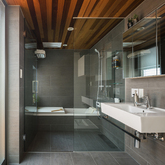 シックで高級感溢れるホテルライクなバスルーム