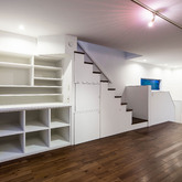 スキップフロアでつながるリビングダイニングのある狭小住宅