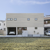 趣味を楽しむビルトインガレージと南北の風通しが快適なピロティのある家