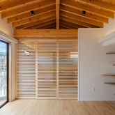 猫と遊ぶ大きなテラスのある「斜め４０do猫の家」