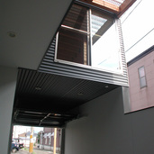 光庭から望む宙に浮かぶような部屋