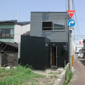 屋内は間口3.9メートルという狭さを感じさせない開放感