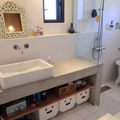 シンプルな内装の仕上げに自分達の好みの雑貨をプラス