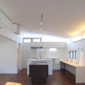 自然光と間接照明が柔らかでゆったりとした雰囲気に