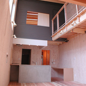 外装材を屋内に持ち込み外観と一体感を出した室内