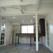 キッチンとリビングの仕切りにもなるカウンター