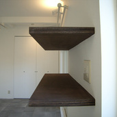 白を基調にした中に濃い木目の棚が落ち着いた雰囲気に