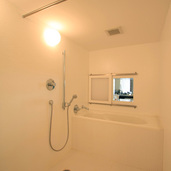 室内窓がユニークなバスルーム