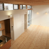 ハイサイド窓から明るい光と風が抜けるリビング