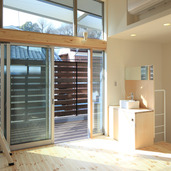 リビングから繋がる風の抜けるテラス