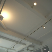 既存の天井を剥がし天井を高くすることで開放感を演出