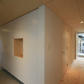 1階には寝室や水回りを集めて閉じたプライベートな空間に